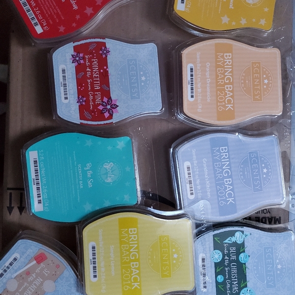 Large scentsy lot - Picture 7 of 8